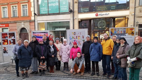 Wrocław. Plenerowa wystawa artystów Pracowni i Galerii ArtBrut w Rynku. To było marzenie autorów prac