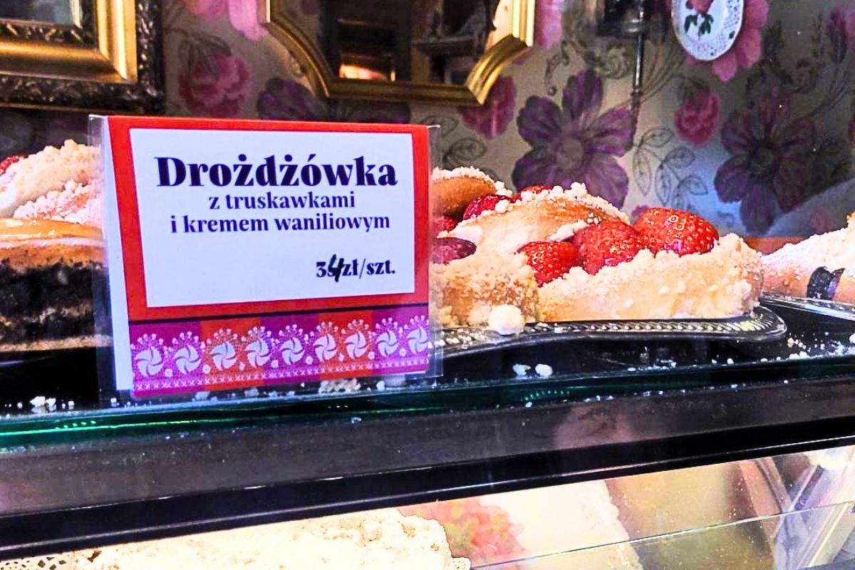 Cen za drożdżówkę z truskawkami