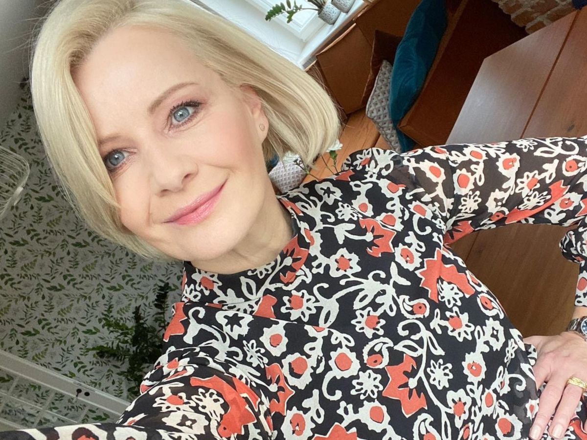 Takie sukienki nosi się teraz do pracy. Są eleganckie i wygodne. Kożuchowska się z nimi nie rozstaje