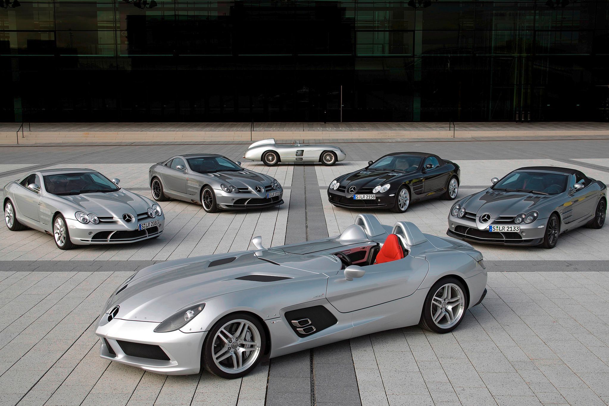 Cała gama Mercedesa SLR. Na pierwszym planie najbardziej unikatowa wersja Stirling Moss. W tle inspiracja, czyli wyścigowy Mercedes SLR z lat 50.