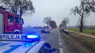 Groźny wypadek w Sieluniu. Auto wpadło do rowu po zderzeniu z jeleniem