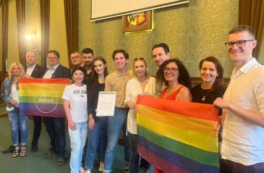 Does Wroclaw mayor allow crosses in office after previously rejecting LGBT+ flags?