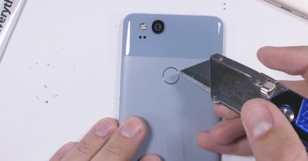 Testy wytrzymałości LG V30 i Google Pixel 2