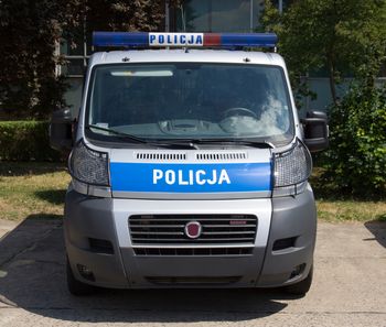Dobijał się do mieszkania. Nie wpuściła go, więc wtargnął przez okno
