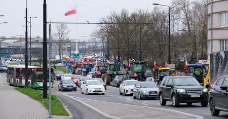 Rolnicy wjechali traktorami do centrum Lublina w godzinach szczytu. Utknęli w korkach wraz z innymi kierowcami [ZDJĘCIA]