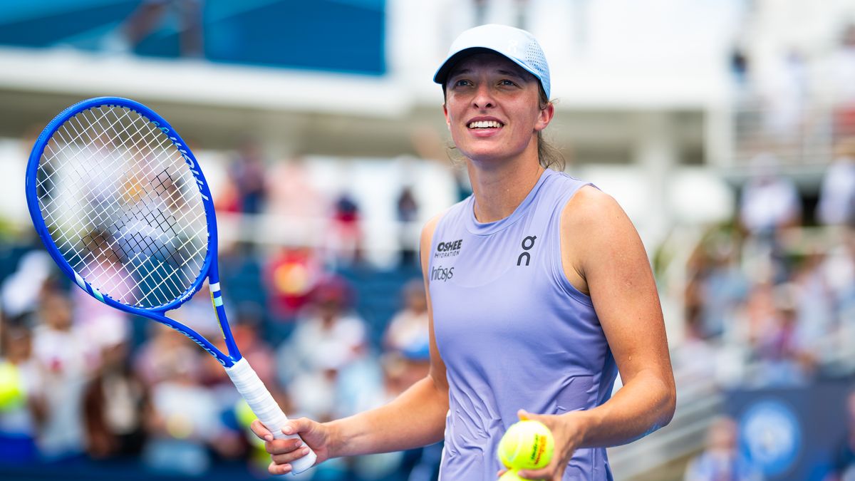 MASON, OHIO - AUGUST 13: Iga Swiatek of Poland celebrates defeating Sorana Cirstea of Romania in the fourth round on Day 7 of the Cincinnati Open at Lindner Family Tennis Center on August 13, 2025 in Mason, Ohio (Photo by Robert Prange/Getty Images)