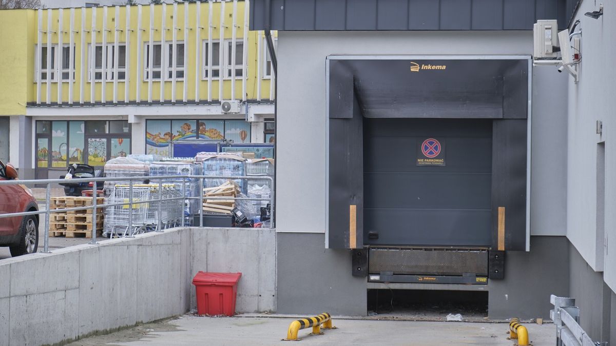 Wyciąganie jedzenia ze śmietników Biedronka
