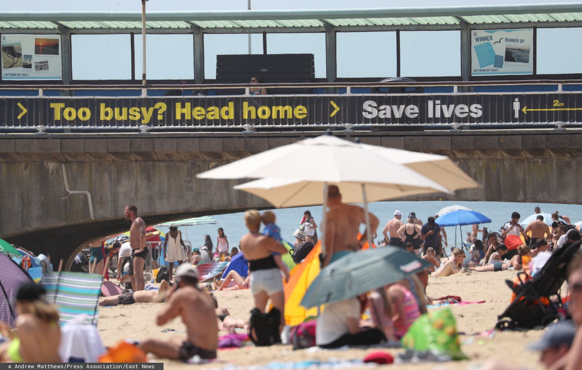 Tłumy na plaży w Wielkiej Brytanii