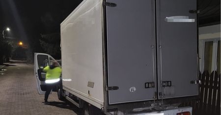 Promile we krwi, migranci na pace. Straż graniczna zatrzymała kierowcę dostawczaka