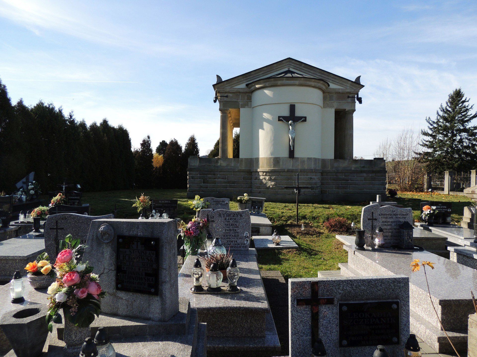 Piramida i mauzoleum - dwa najbardziej niezwykłe grobowce w powiecie Gorlickim
