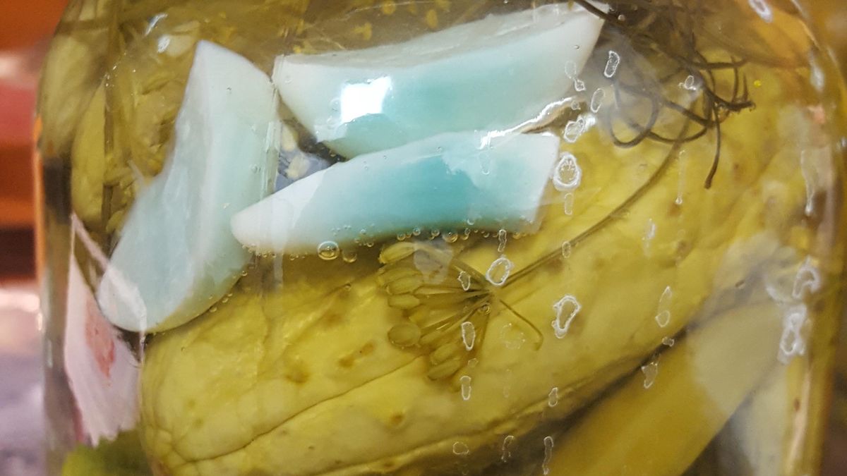 Siny czosnek w słoiku z ogórkami