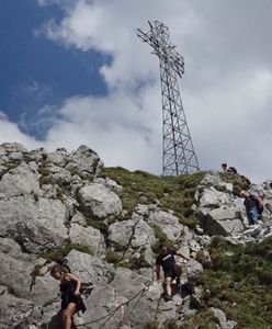 Wybory 2020. Baner wyborczy Andrzeja Dudy na krzyżu na Giewoncie. TPN: Służby terenowe nic nie znalazły