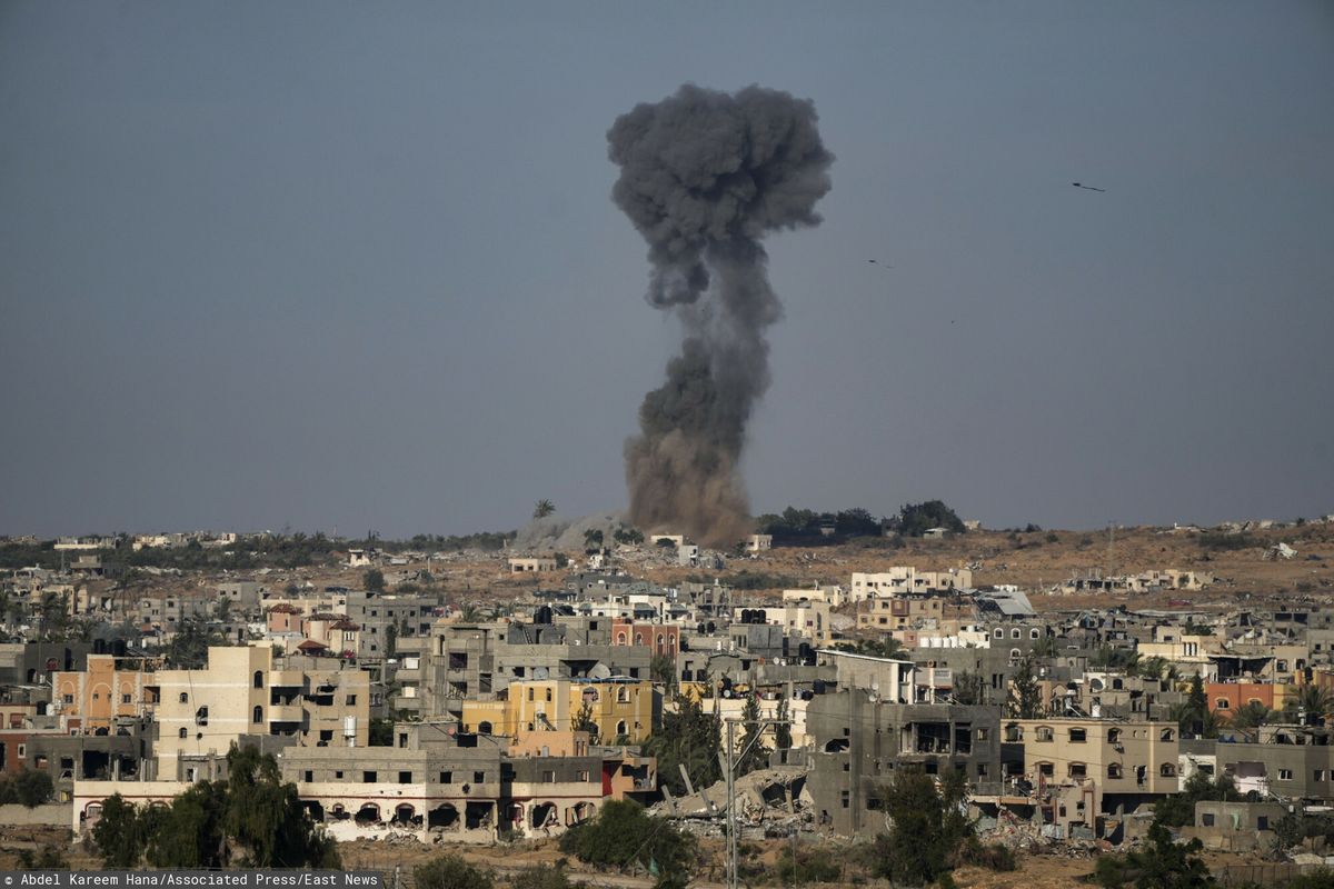 Wojna Izraela z Hamasem rok 2024
Smoke rises from an Israeli airstrike in Rafah, southern Gaza Strip, Friday, May 31, 2024. (AP Photo/Abdel Kareem Hana)
Abdel Kareem Hana
