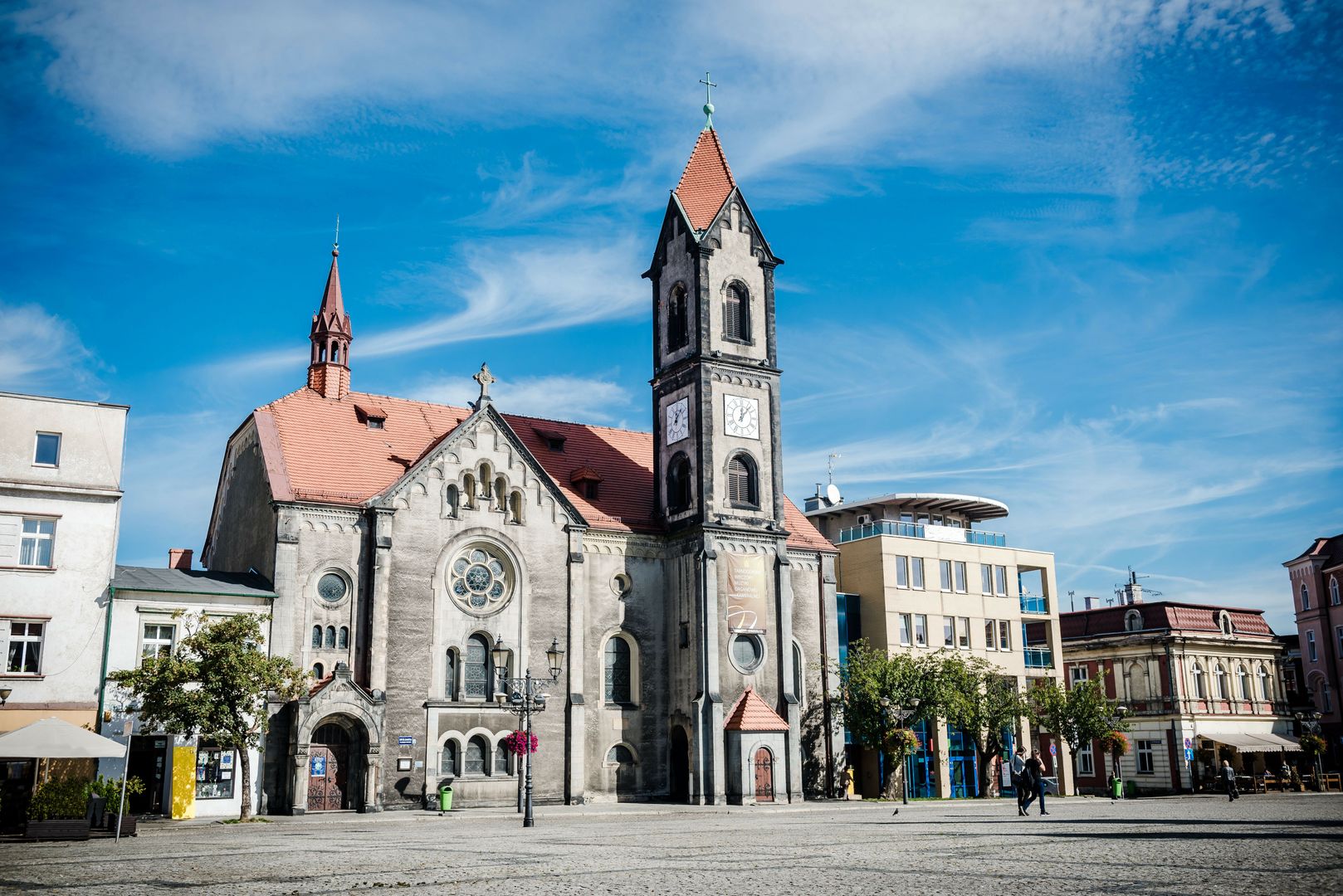 tarnowskie, gory, góry, poland, church, townsquare, town, square, summer, holidays, travel, tourist, blue, sky