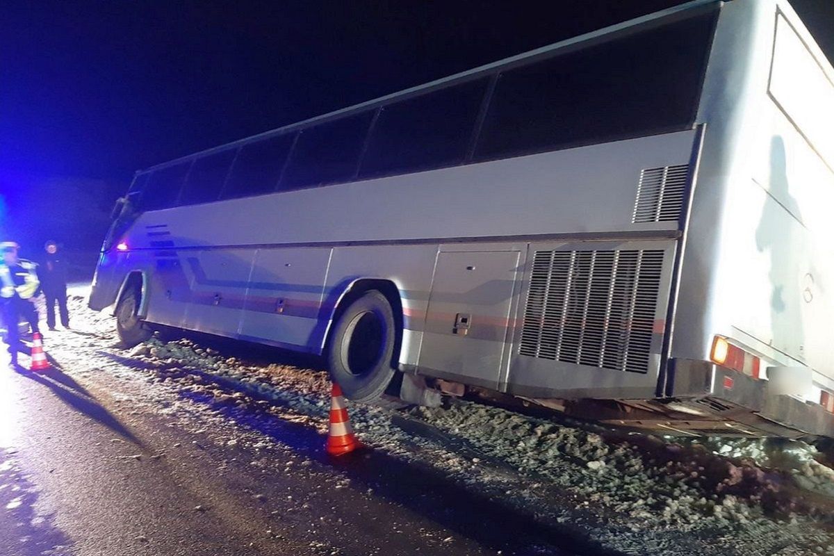 Chwila grozy na Podhalu. Autobus z dziećmi zsunął się do rowu