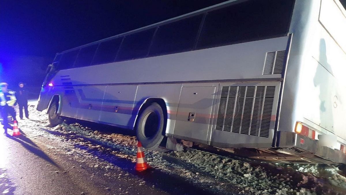 Autobus przewożący dzieci zsunął się do rowu