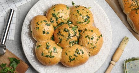 Monkey bread sprawdzi się na każdej imprezie. Amerykański klasyk w wytrawnej wersji