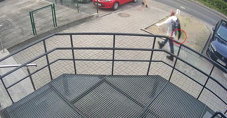 Nagle zaczęli uciekać. Mężczyzna miał w ręku nóż