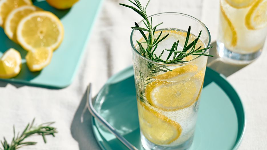 Woda gazowana z cytryną