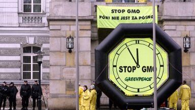 Protest Greenpeace przed kancelarią premiera