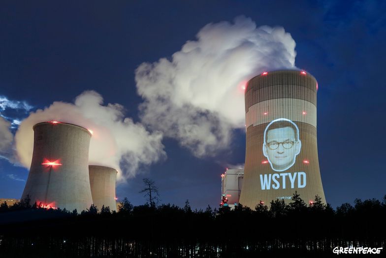 Aktywiści Greenpeace wyświetlają twarz Mateusza Morawieckiego na kominie elektrowni w Bełchatowie.