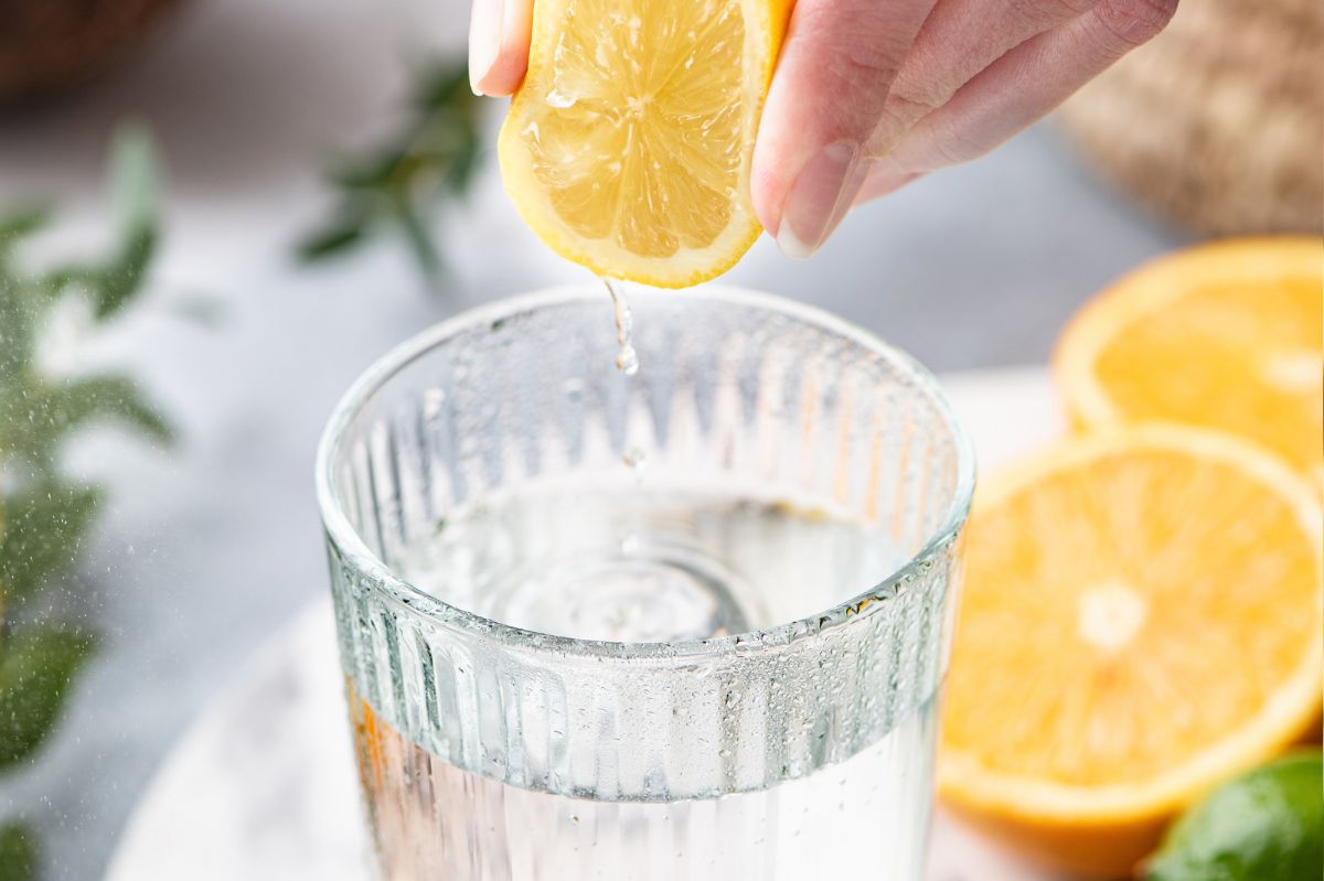 Lemon water: Morning boost or nighttime detox debate