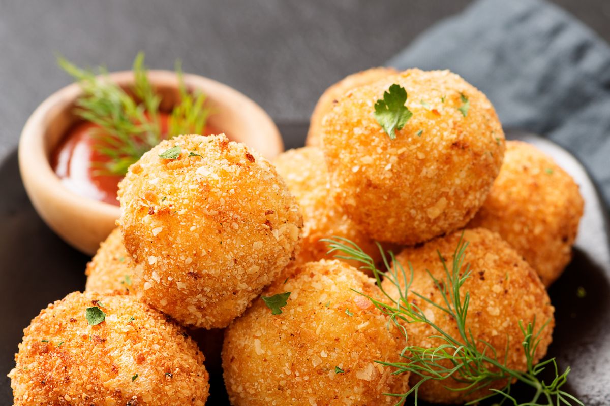 Panierowane kulki serowe robią furorę na andrzejkach