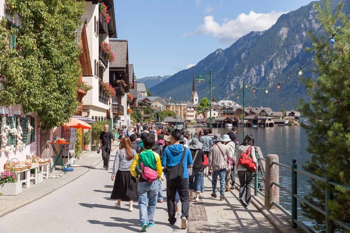 Turystów w Hallstatt nie brakuje 