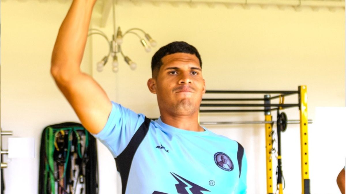 Piłkarz Juan Pablo College II w czasie treningu w siłowni