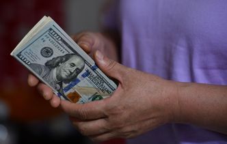 Dolar się umacnia. W tle przełomowe rozmowy i kluczowa decyzja