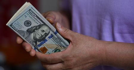 Dolar się umacnia. W tle przełomowe rozmowy i kluczowa decyzja