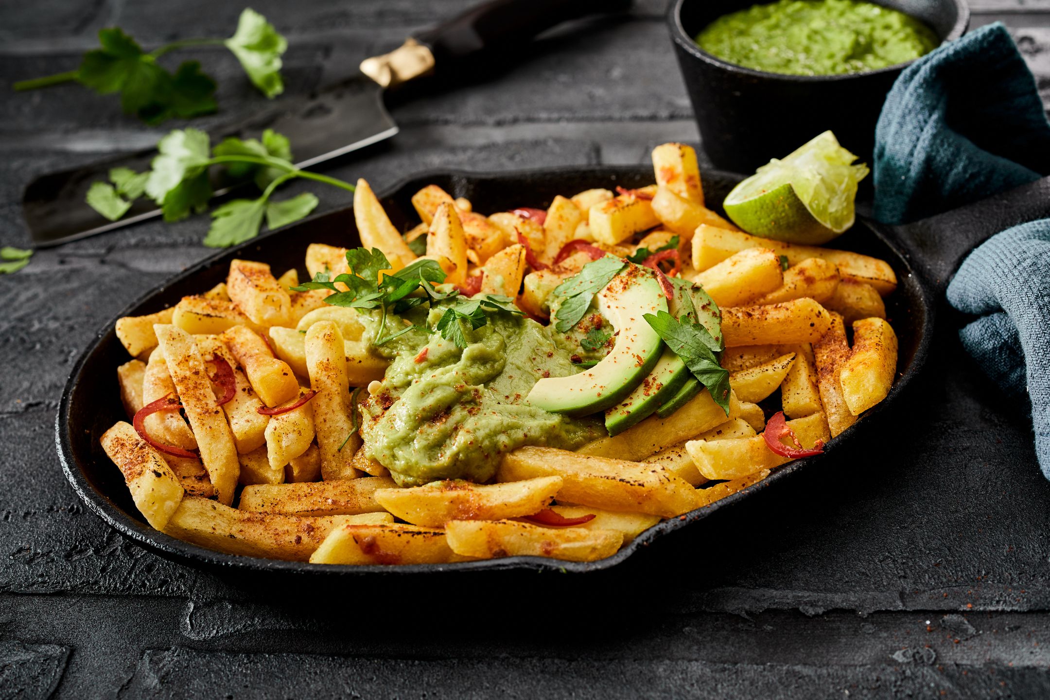 Meksykańskie frytki podaje się z guacamole