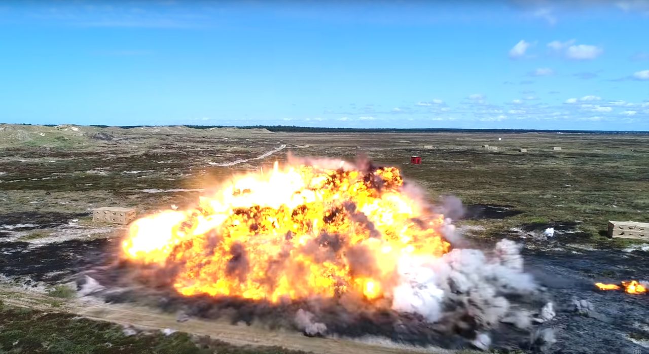 Efekt działania bomby JDAM / JDAM-ER o masie około 900 kg zrzuconej podczas ćwiczeń poligonowych norweskiego lotnictwa.