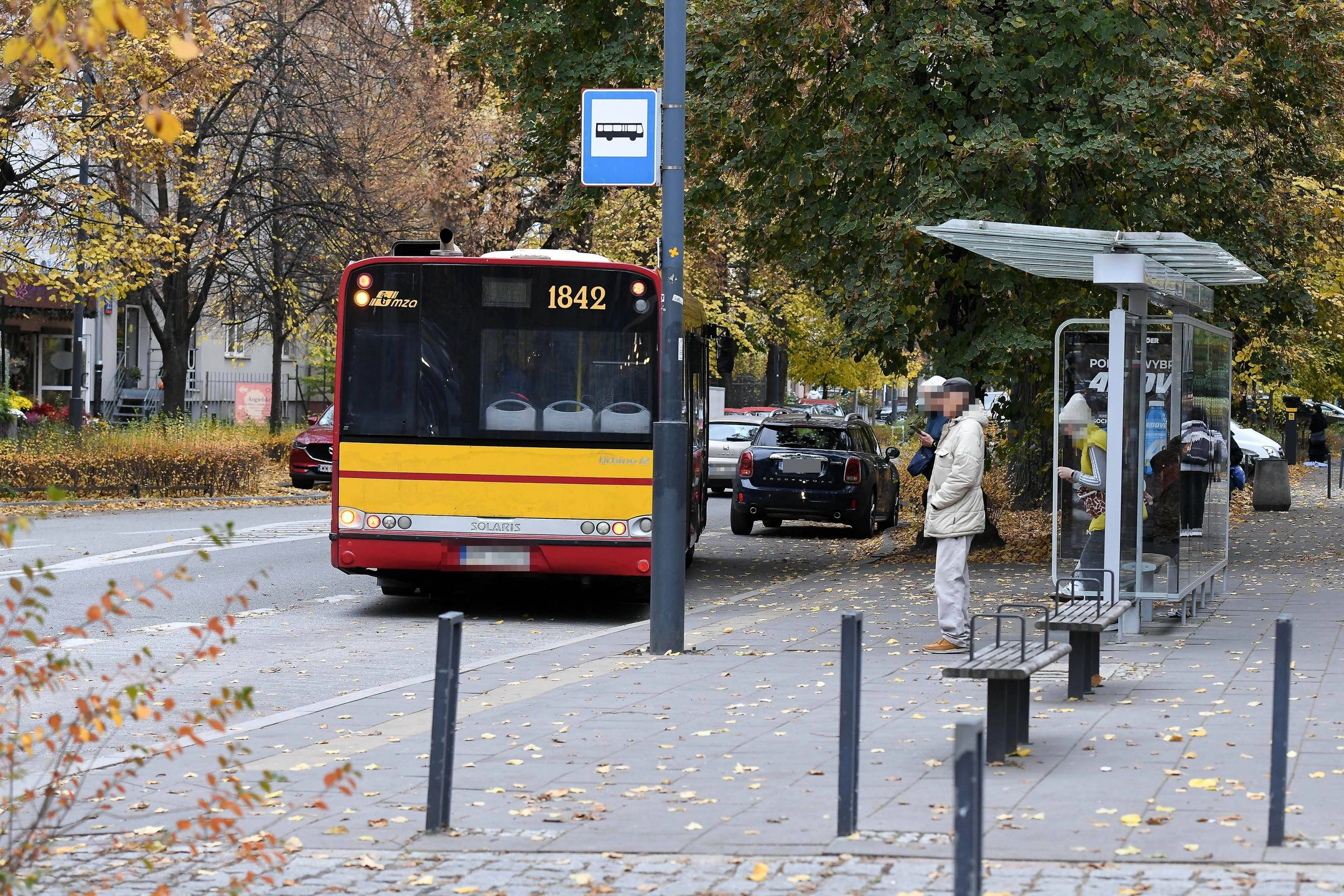 Viola Kołakowska zaparkowała na przystanku autobusowym