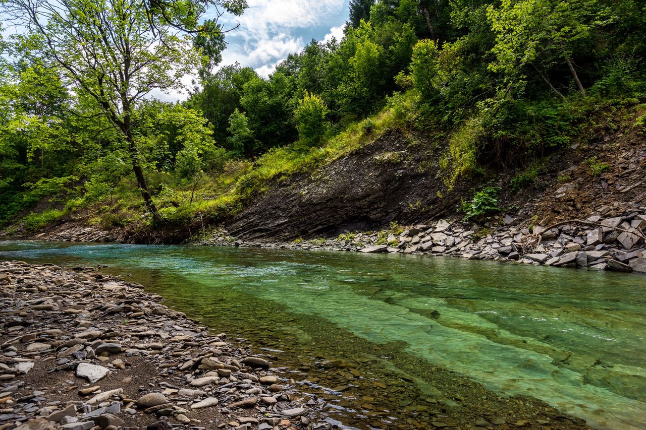 Szmaragdowa woda i malownicze kaskady. Niedoceniana perełka w Polsce