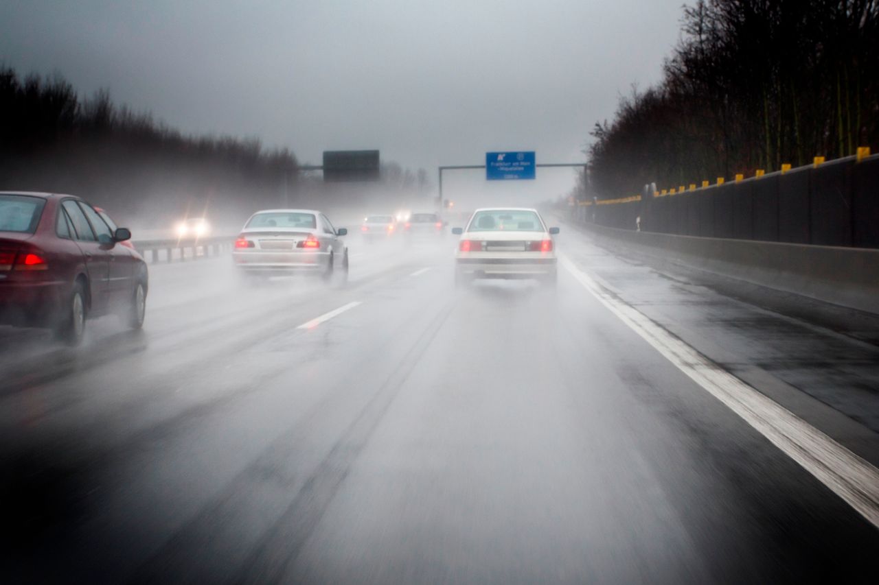 Silne opady deszczu powinny skłonić do zmniejszenia prędkości na autostradzie, ale nie można przesadzać.
