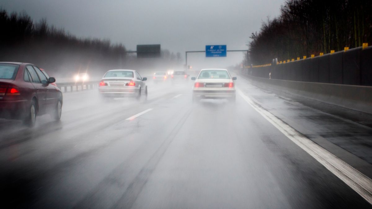 Silne opady deszczu powinny skłonić do zmniejszenia prędkości na autostradzie, ale nie można przesadzać.