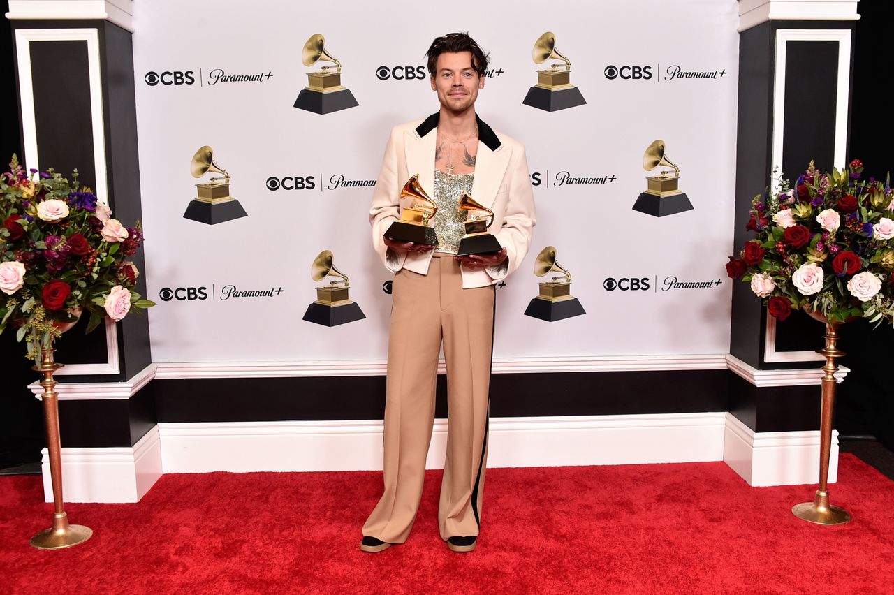 Harry Styles pozuje z nagrodami Grammy 