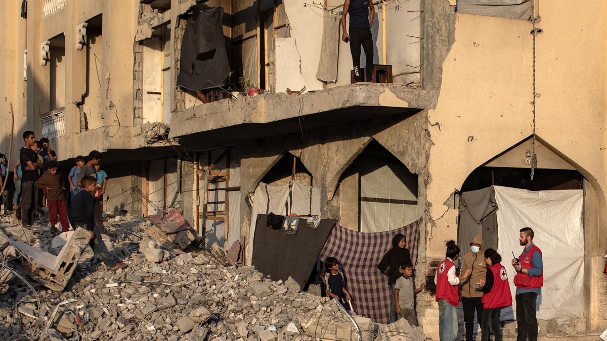 Members of the Red Cross observe the operation at the site where members of the Al-Qassam Brigades, the military wing of the Hamas movement, are searching for the bodies of Israeli hostages in an area in Hamad City, Khan Younis, in the southern Gaza Strip, 17 October 2025. EPA/HAITHAM IMAD Dostawca: PAP/EPA.