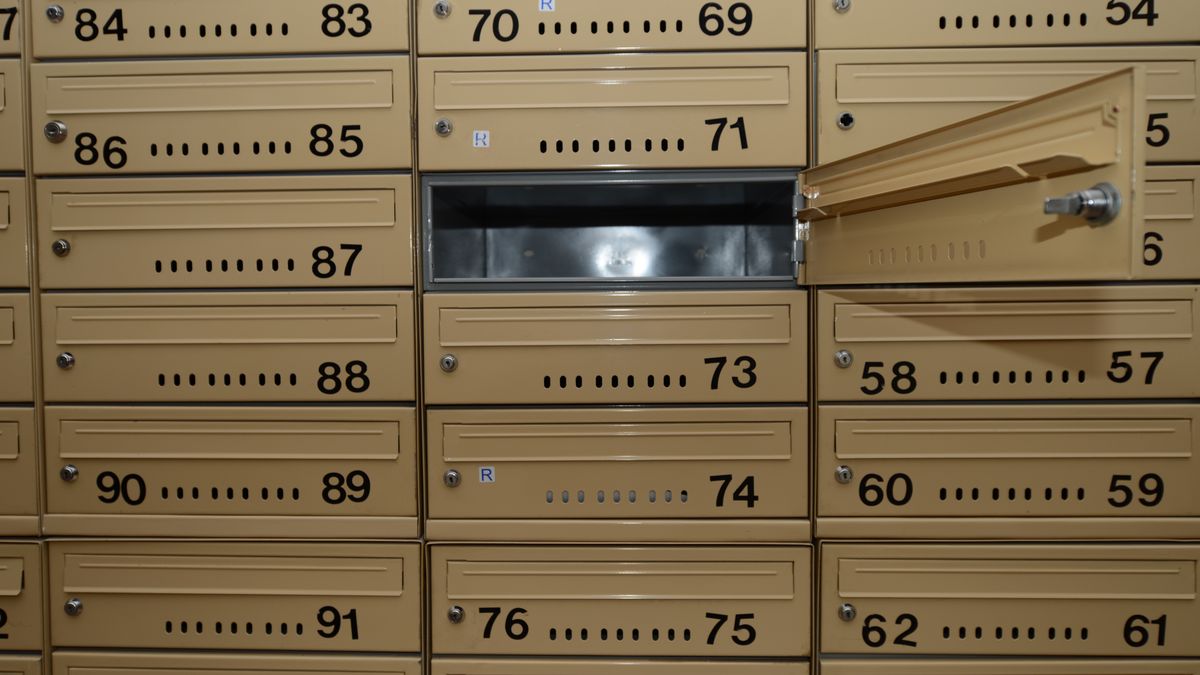 poczta, skrzynka pocztowa, korespondencja, BINARY<(9) bytes>, list, paczka, reklama, otwarta, kremowe, kamienica, wieżowiec, kaloryfer, numery, dużo, listów, listy, BINARY<(10) bytes>, kurier, BINARY<(11) bytes>, blokada, drzwi, metal, BINARY<(8) bytes>, BINARY<(7) bytes>, stara