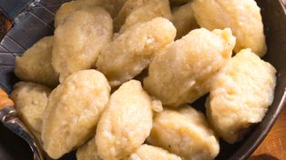 Dziś coraz rzadziej w naszych kuchniach, a babcie robiły co chwilę. Tanie, szybkie i pyszne danie