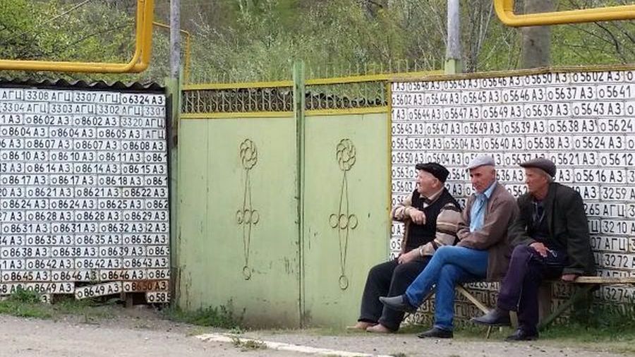 Płot z tablicami rejestracyjnymi z czasów ZSSR