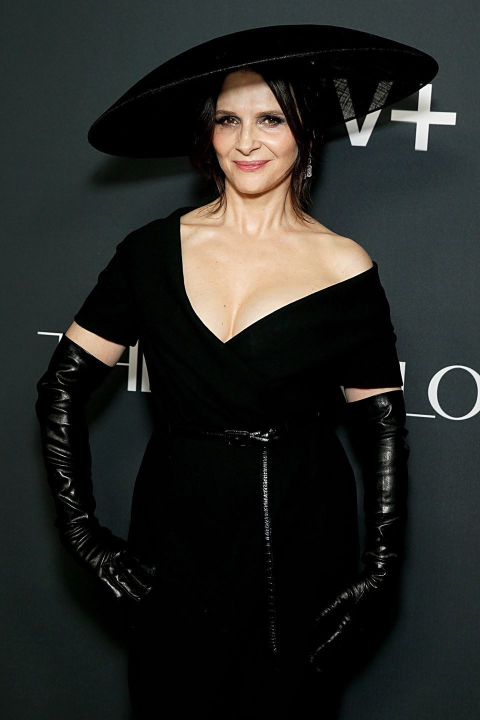 Juliette Binoche w zmysłowej czerni