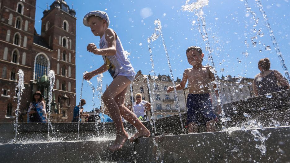 Upał w mieście. Niewinna kąpiel w fontannie może skończyć się tragicznie. Sanepid ostrzega