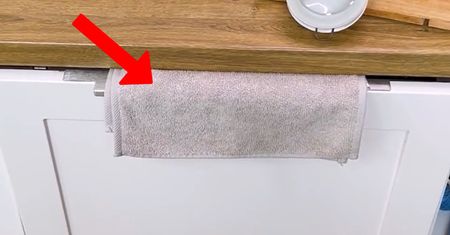 Ręcznik na drzwiczkach zmywarki. Patent zmieniający życie