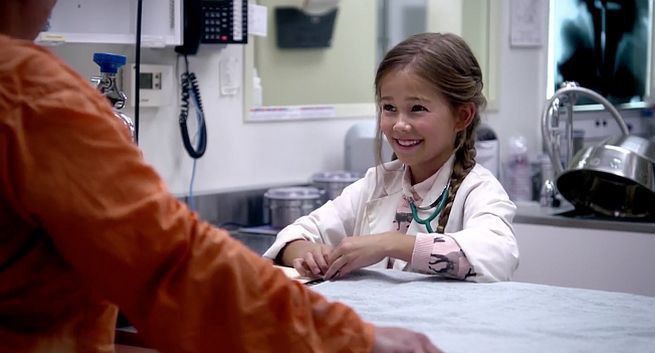 Małe dziewczynki odgrywają dorosłych w reklamie Barbie