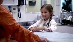 Małe dziewczynki odgrywają dorosłych w reklamie Barbie