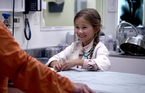 Małe dziewczynki odgrywają dorosłych w reklamie Barbie