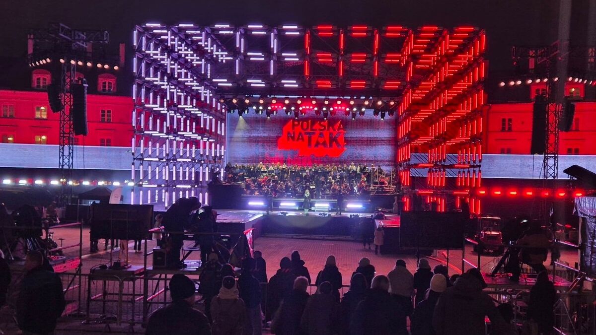 Scena koncertu "Polska na TAK!" na Placu Zamkowym