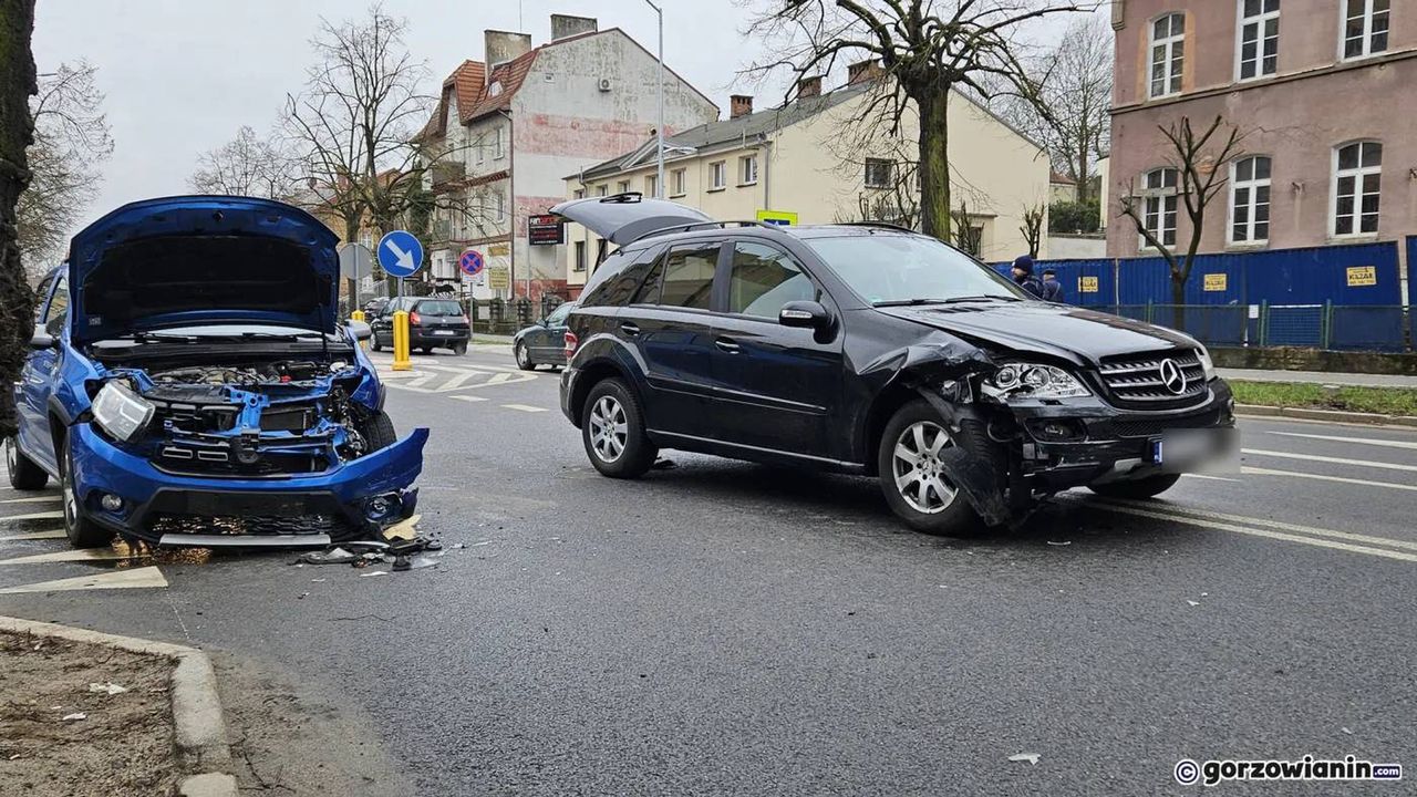 Wypadek w Gorzowie. Zderzenie dacii i mercedesa